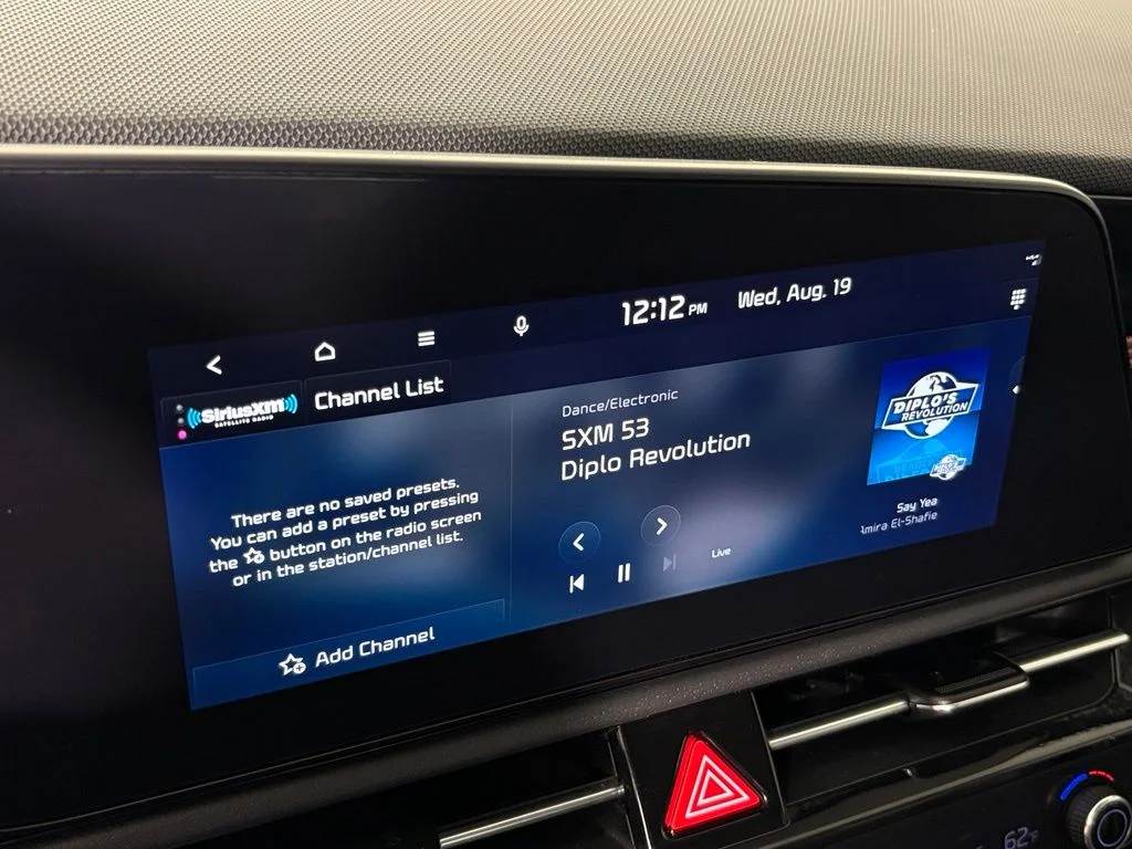 Used 2023 Snow White Pearl Kia Wind image 24