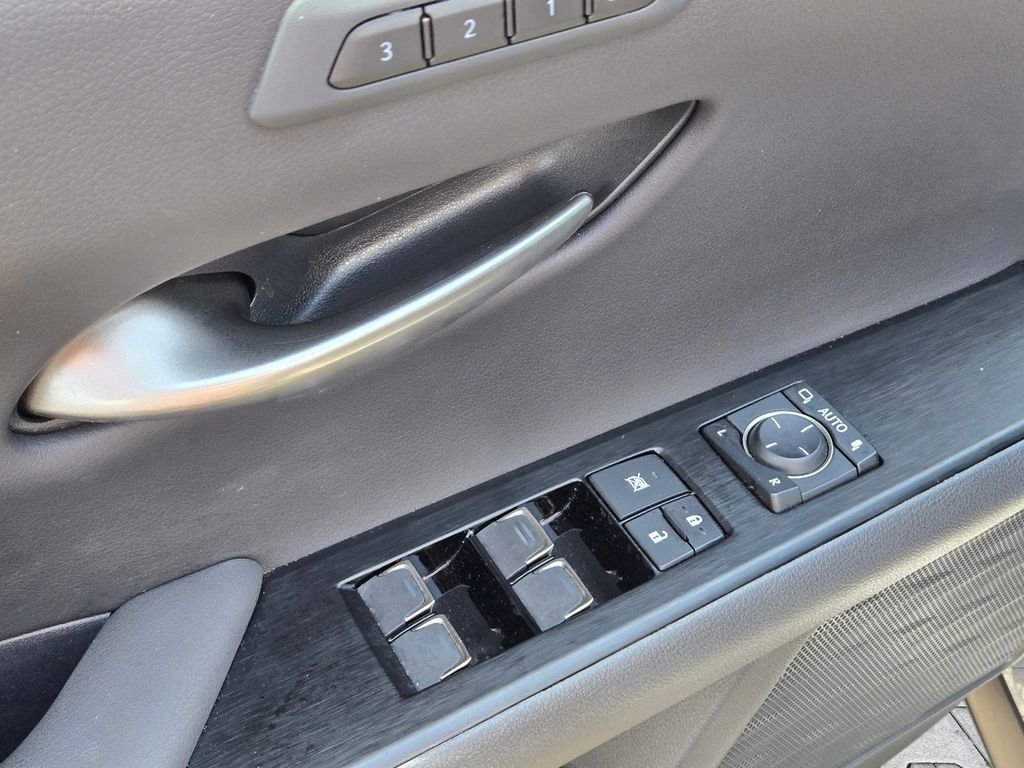 Used 2023 Silver Lexus UX 250h F SPORT Handling image 14
