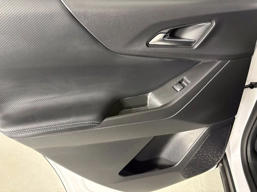 New 2027 Summit White Chevrolet LT image 37