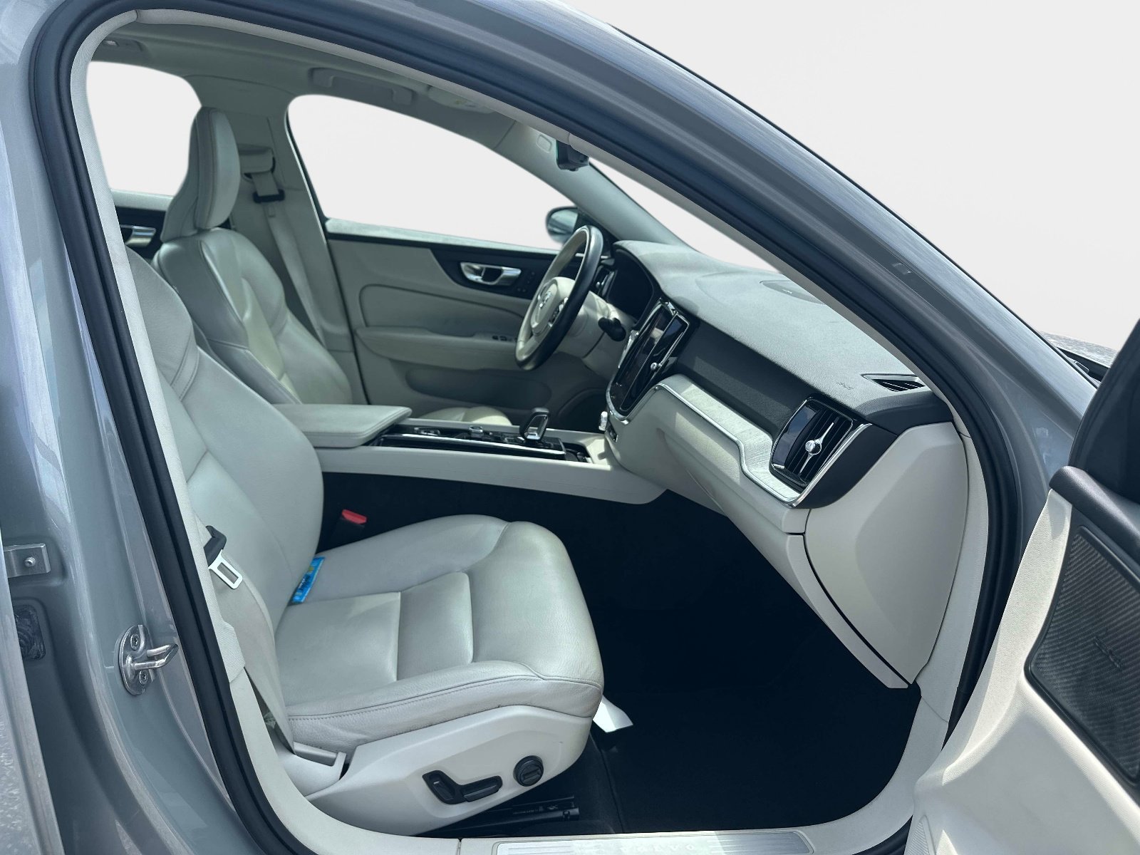 Used 2024 Vapour Gray Metallic Volvo Plus Dark Theme image 7