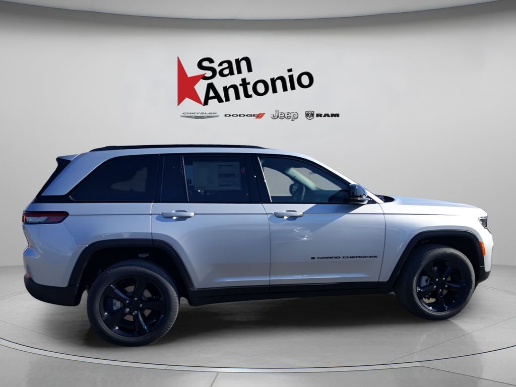 New 2025 Silver Zynith Exterior Paint Jeep Limited image 9