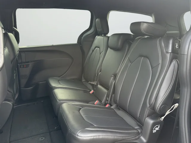 2026 Chrysler Pacifica Select - Photo 11
