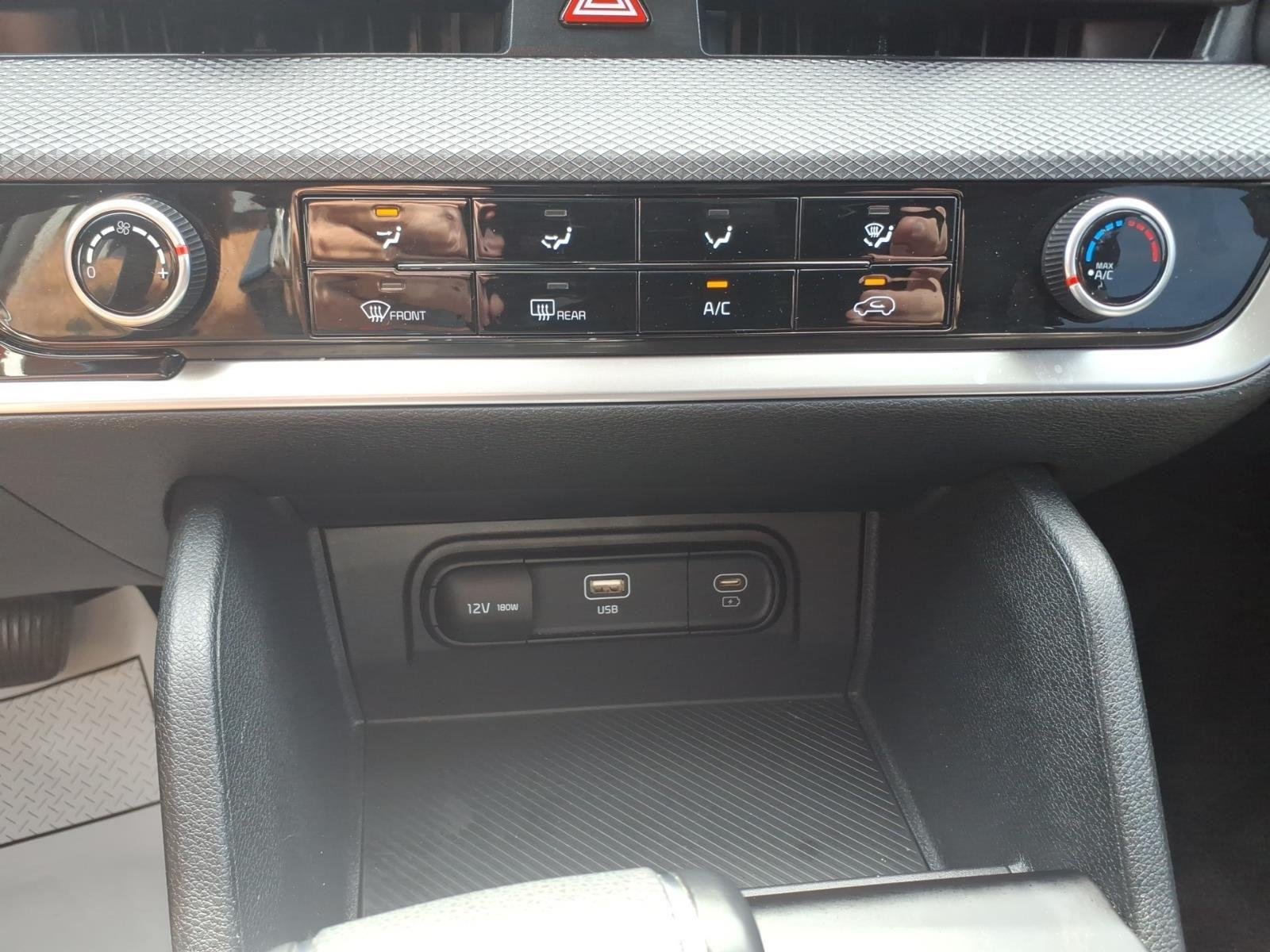 2025 Kia Sportage LX - Photo 24