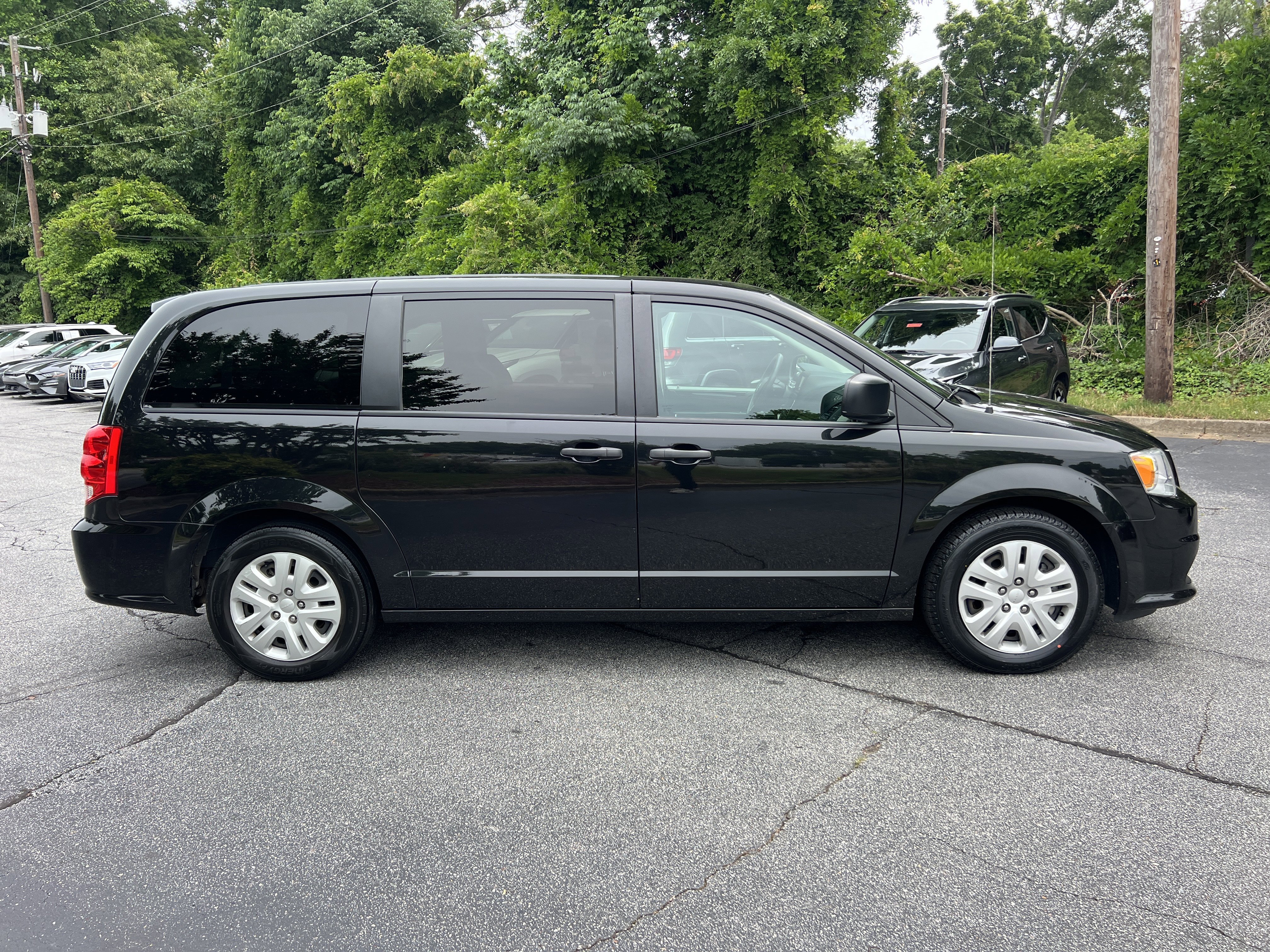 Used 2019 Black Onyx Crystal Pearlcoat Dodge SE image 5