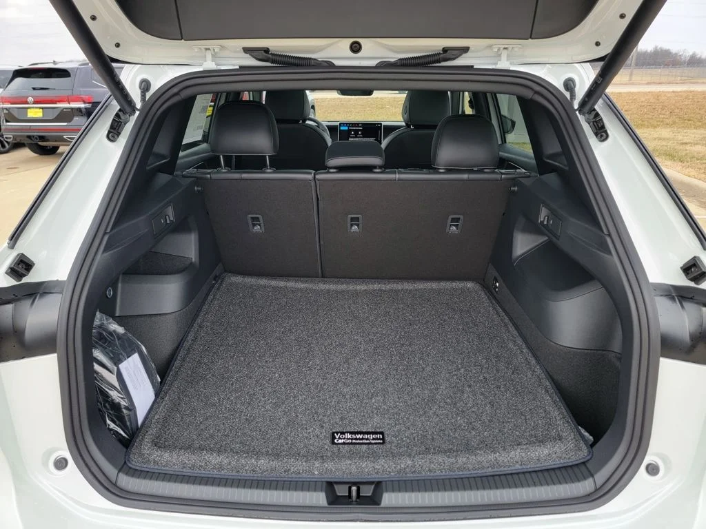New 2026 White Volkswagen 2.0T SE R-Line Black image 18