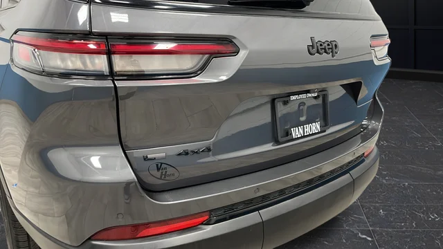 Used 2022 Gray Metallic Jeep Altitude image 33