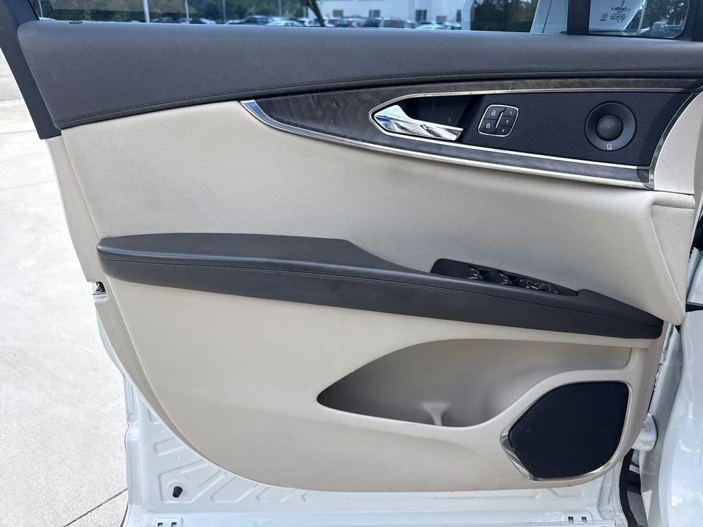 Used 2020 White Lincoln Reserve image 13