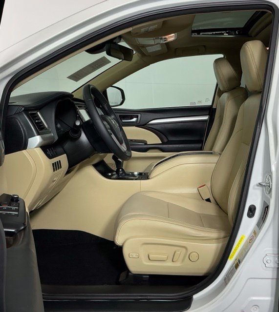 Used 2017 White Toyota XLE image 14