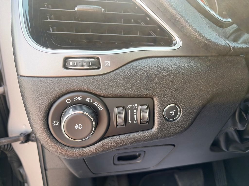 Used 2019 Silver Jeep Limited image 29