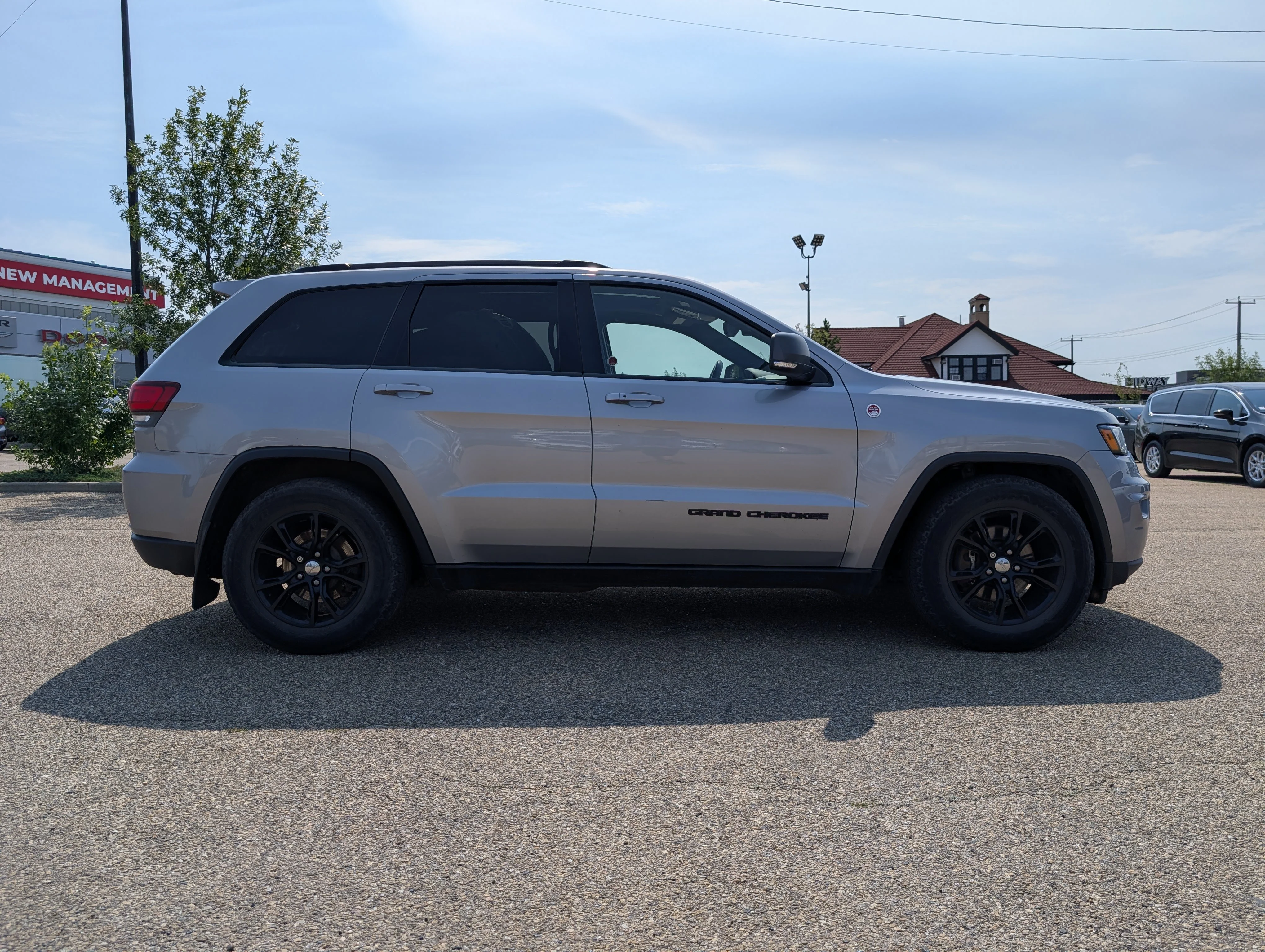 Used 2017 Billet Metallic Jeep Trailhawk image 7