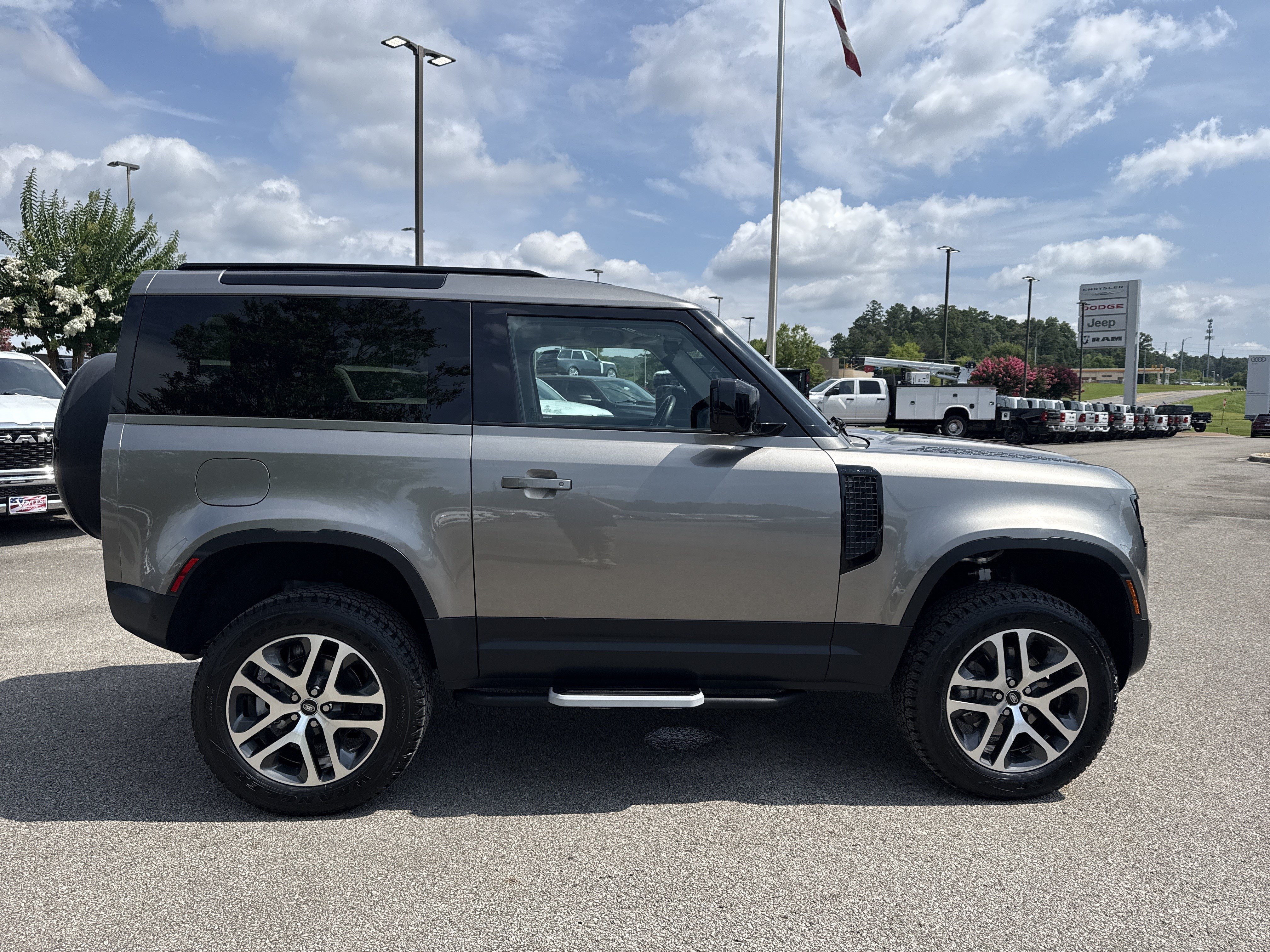 Used 2023  Land Rover S image 9