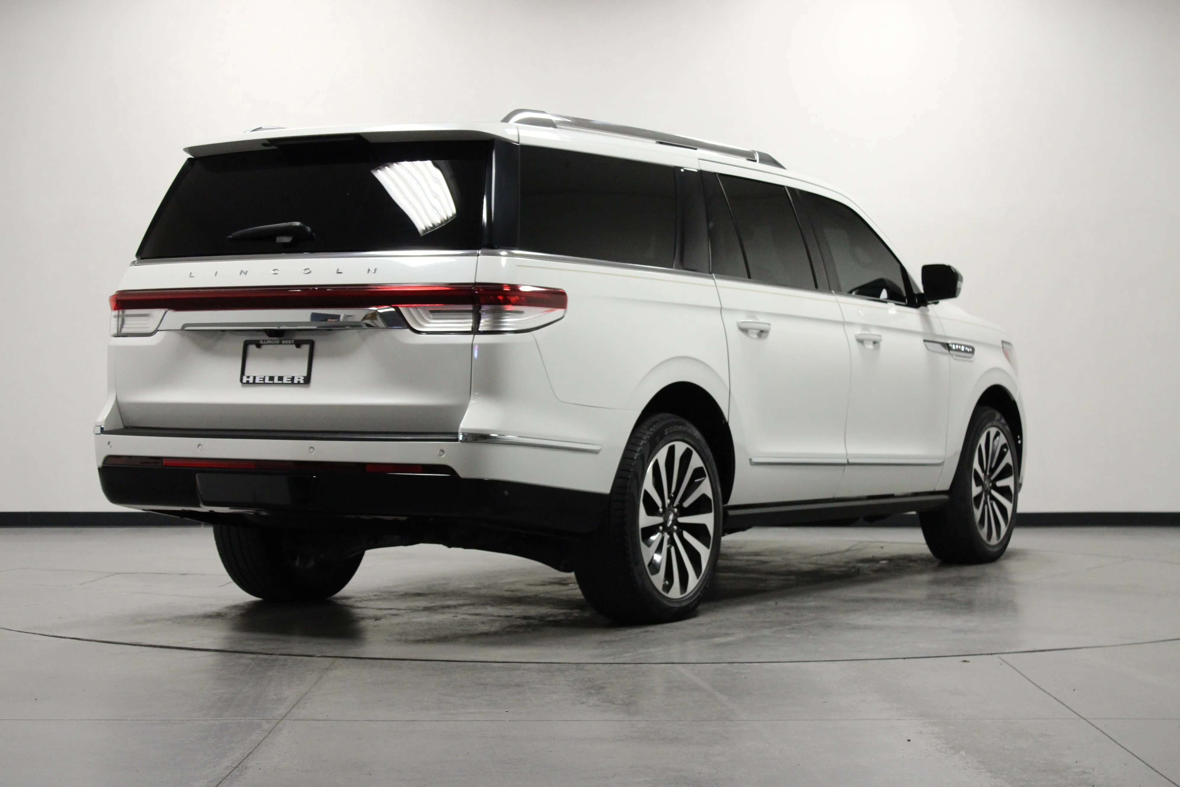 Used 2023 White Metallic Lincoln Reserve image 4