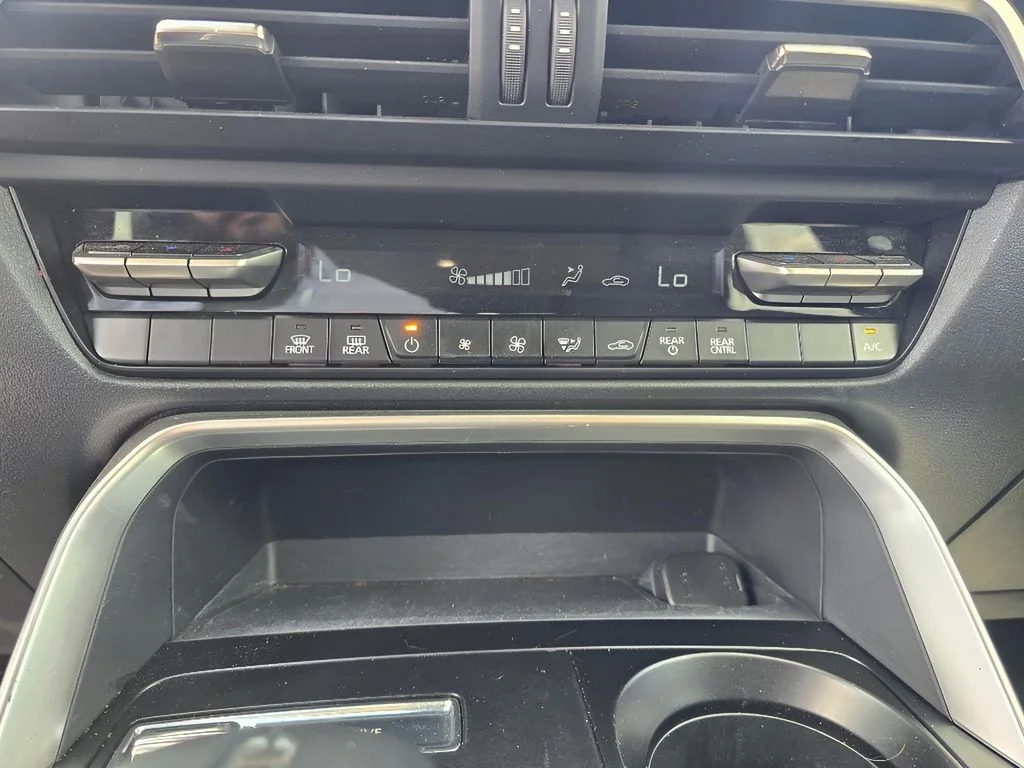 Used 2024 Rhodium White Premium Mazda 3.3 Turbo Select image 18