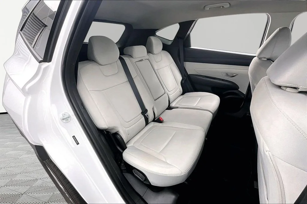 Certified Used 2025 White Pearl Hyundai SE image 27