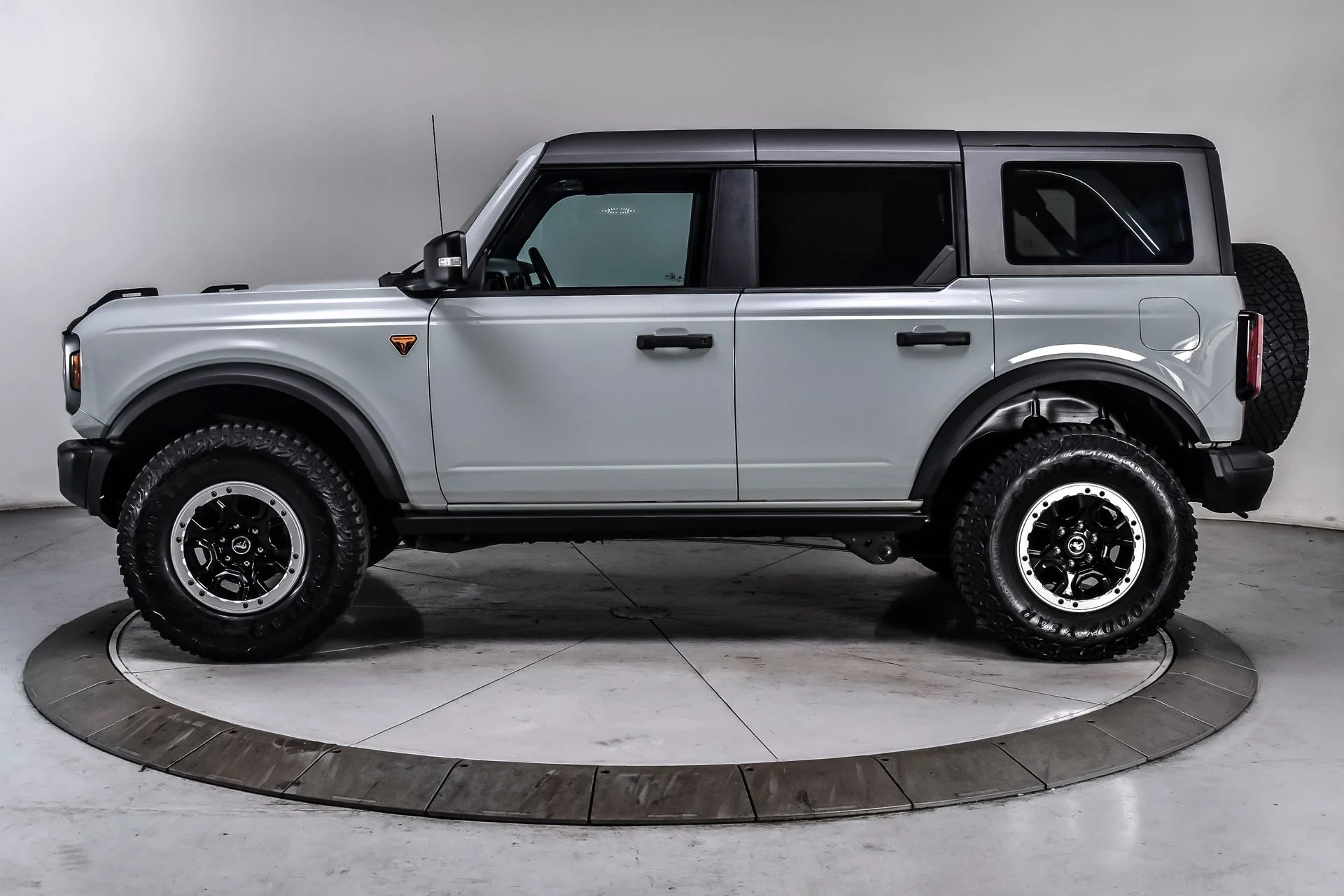 Used 2023 Cactus Gray Ford Badlands image 3
