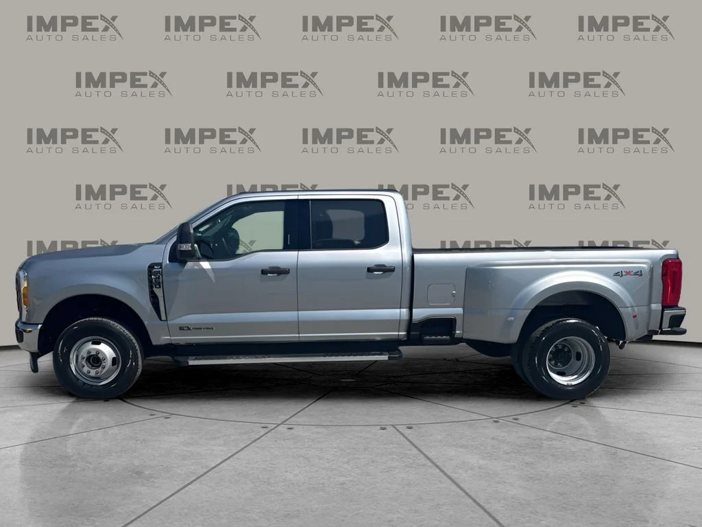 Used 2024 Silver Ford XLT image 2