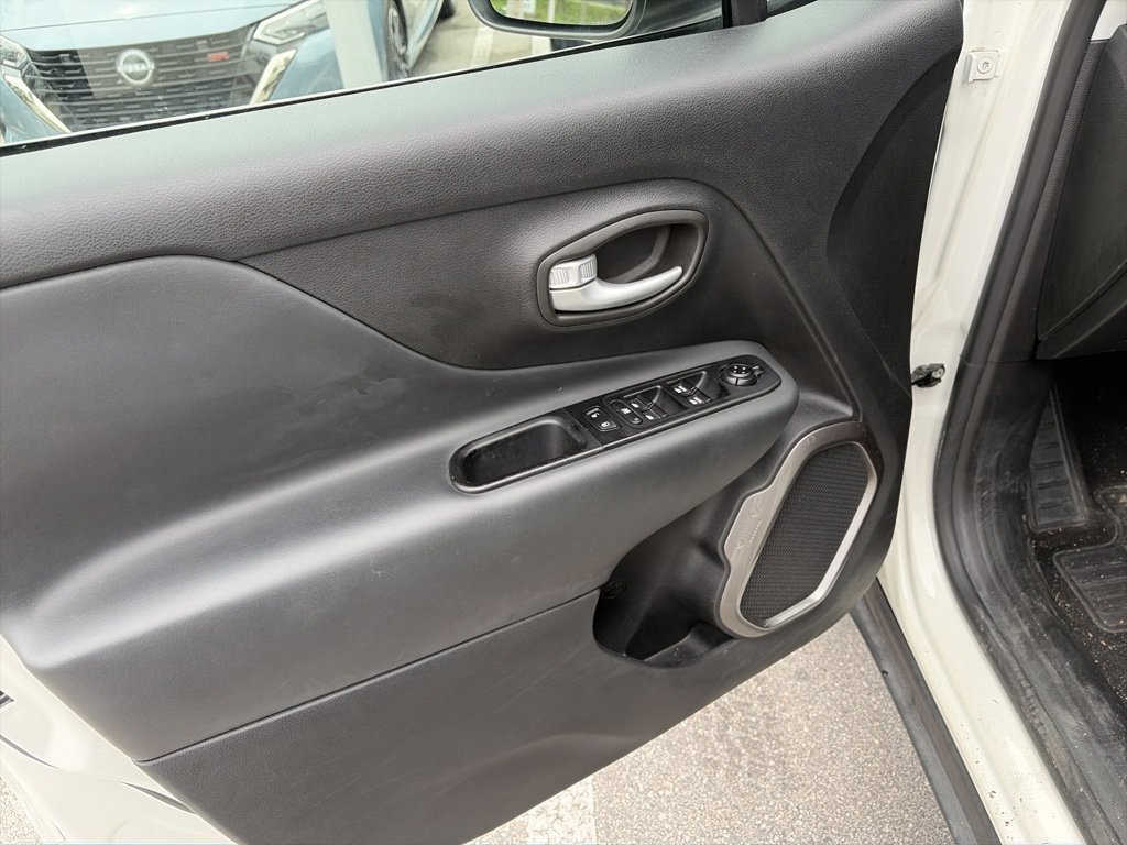 Used 2023 White Jeep Latitude image 11