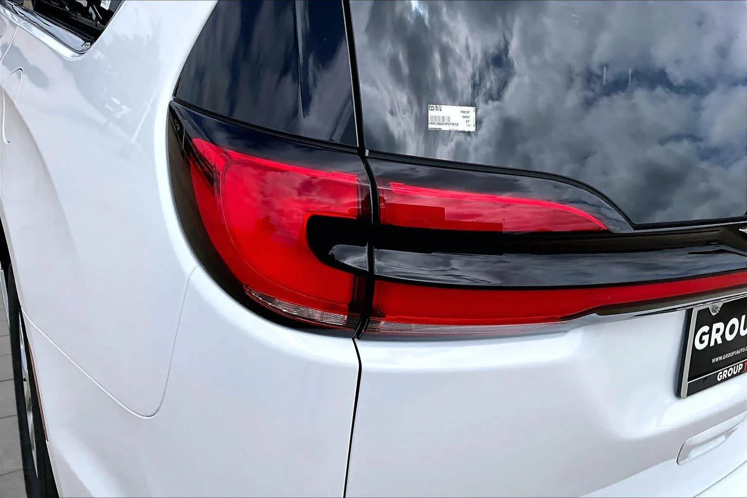 New 2027 Bright White Clear-Coat Exterior Paint Chrysler Select image 15