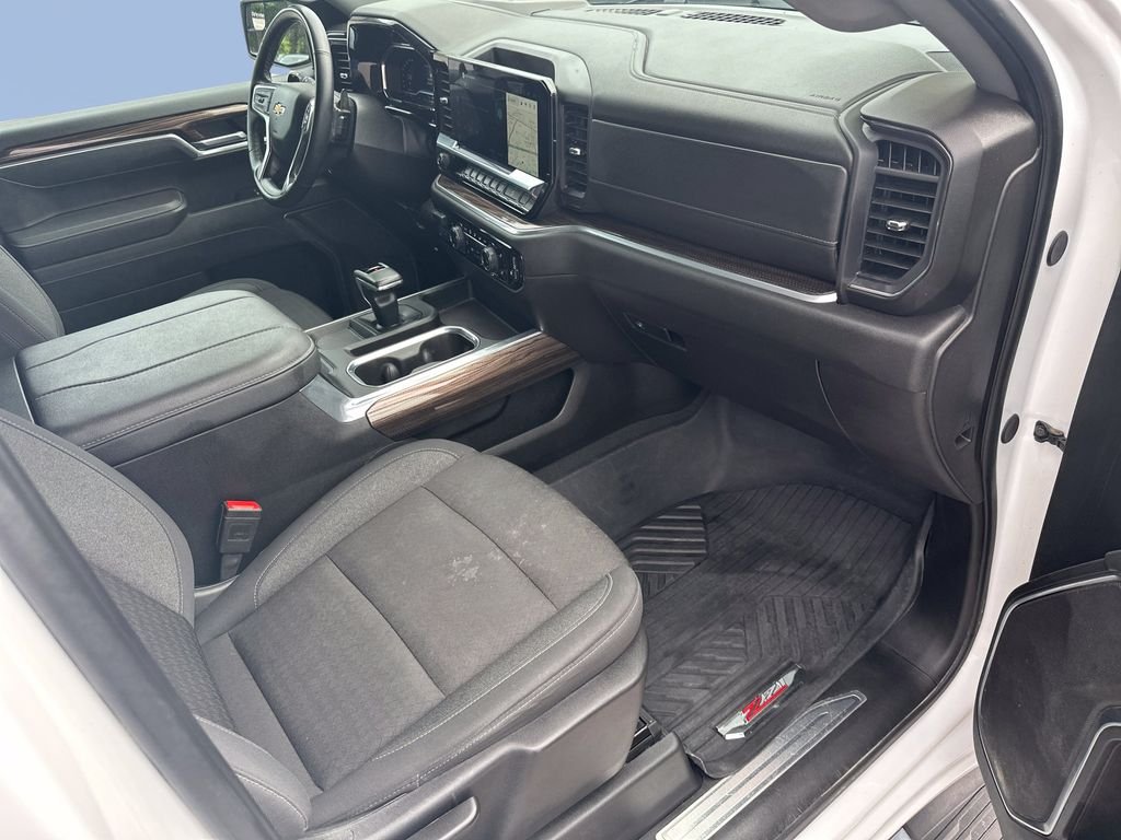 Used 2025 White Chevrolet LT image 23