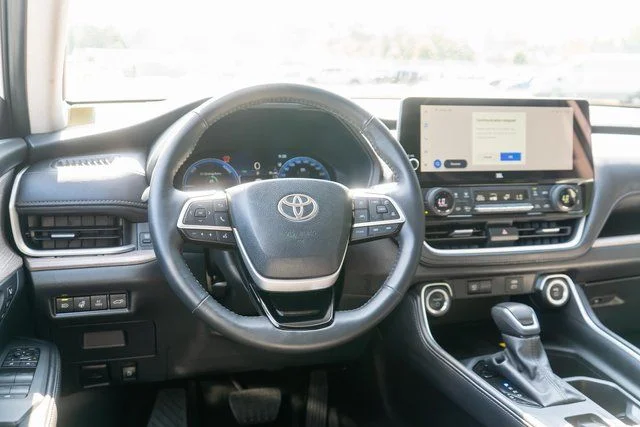 Used 2025 White Toyota  image 18