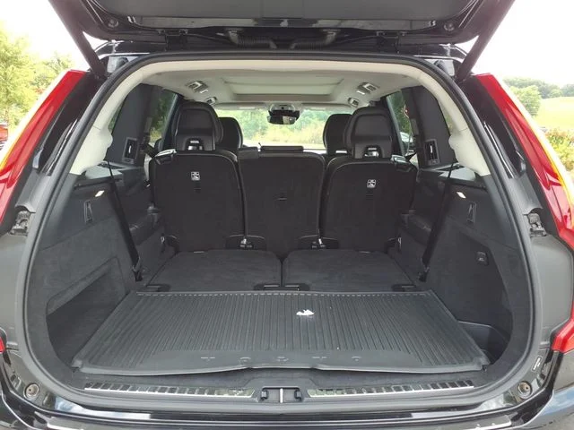 Used 2019 Black Volvo T5 Momentum image 12