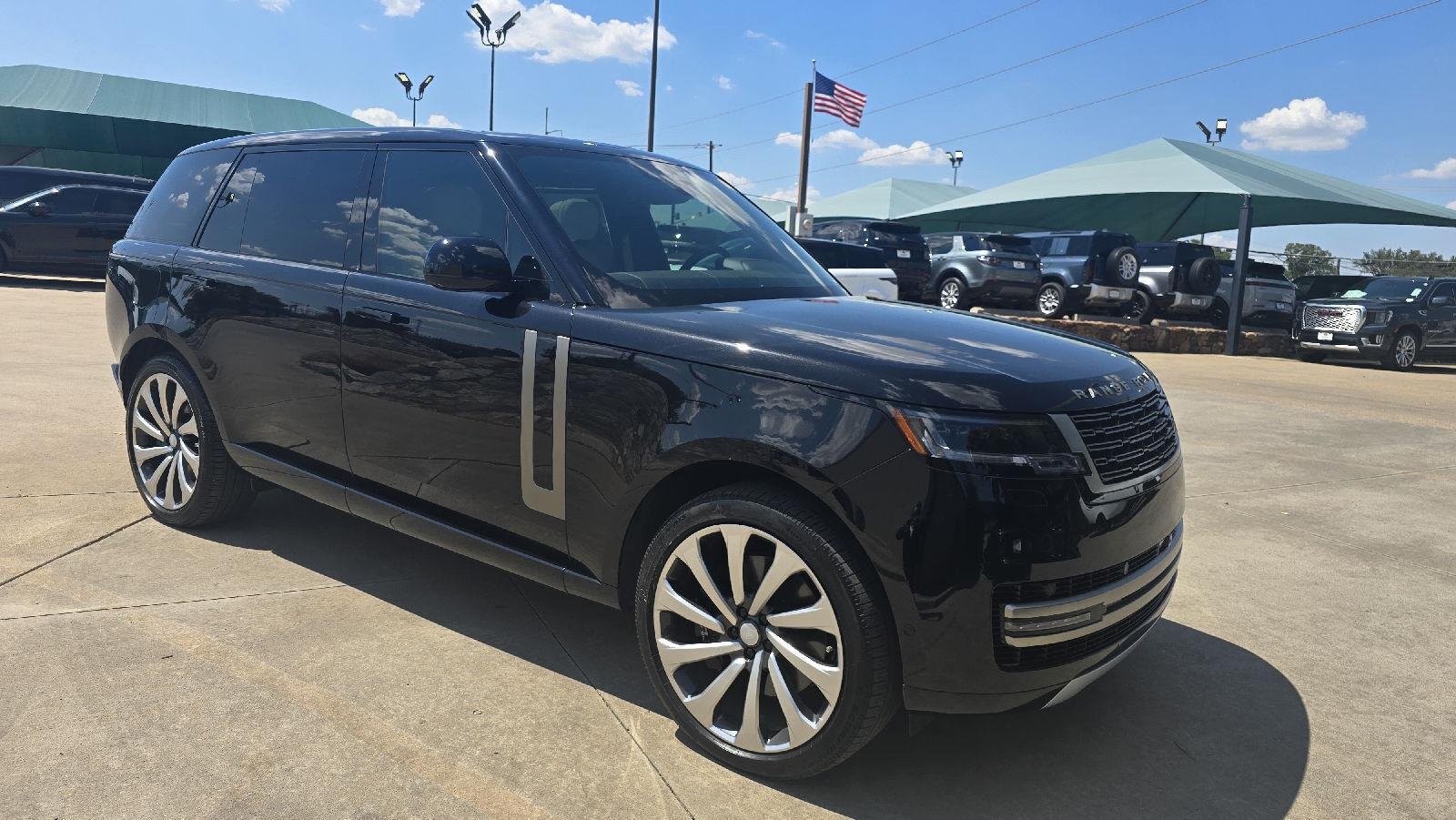 Used 2025 Santorini Black Metallic Land Rover SE image 5