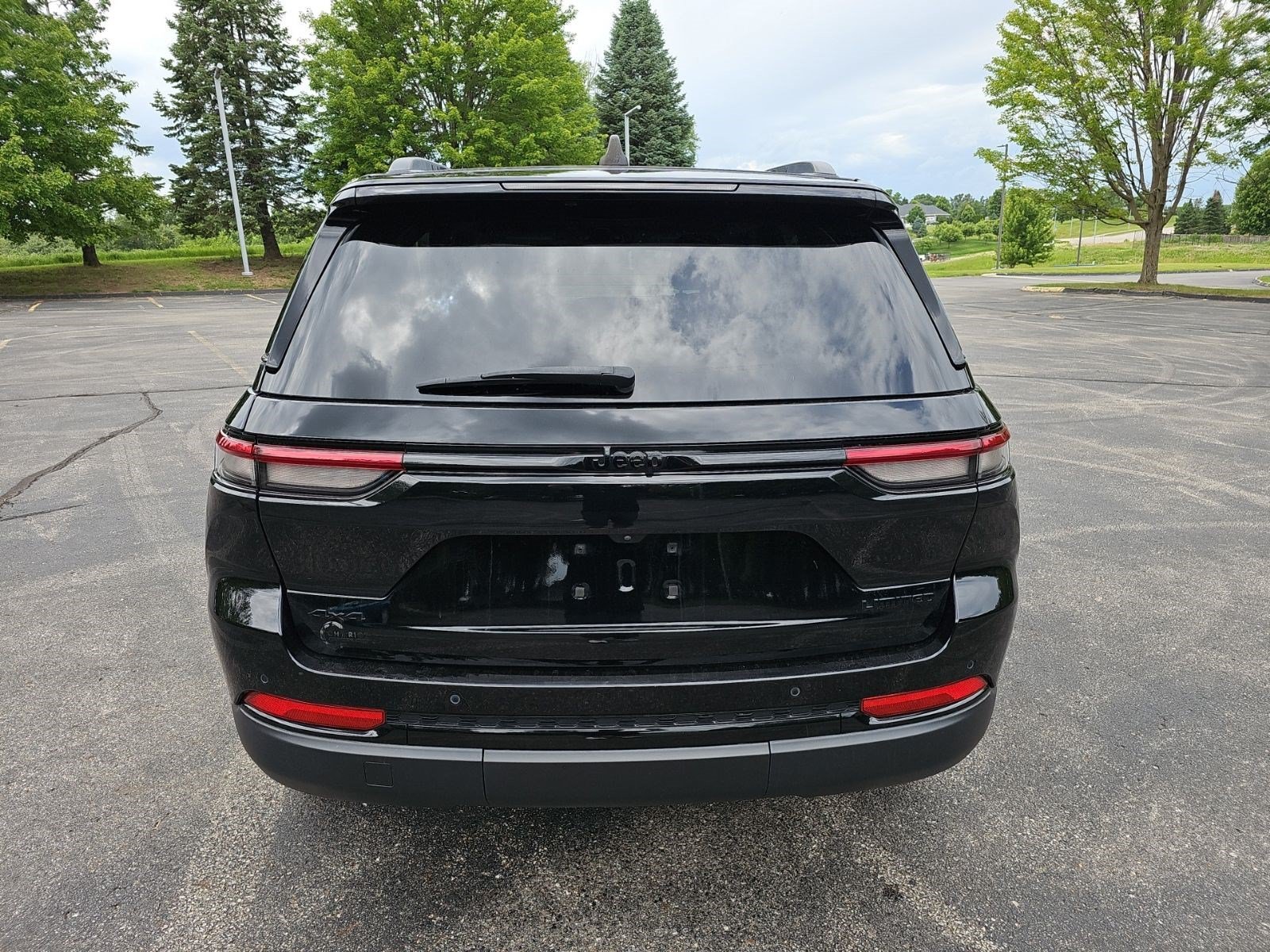 Certified Used 2023 Diamond Black Crystal Pearlcoat Jeep Limited image 4
