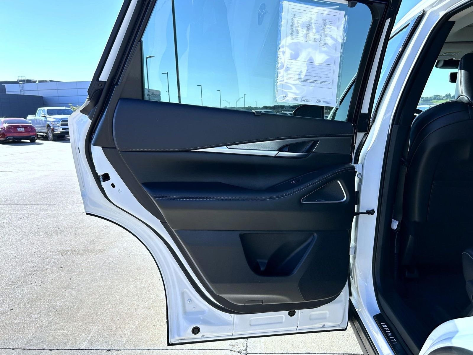 Used 2025 White INFINITI LUXE image 22