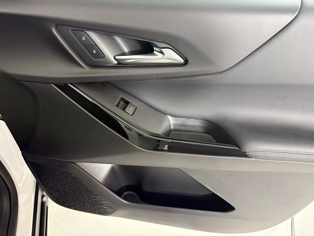 New 2027 Summit White Chevrolet LT image 15