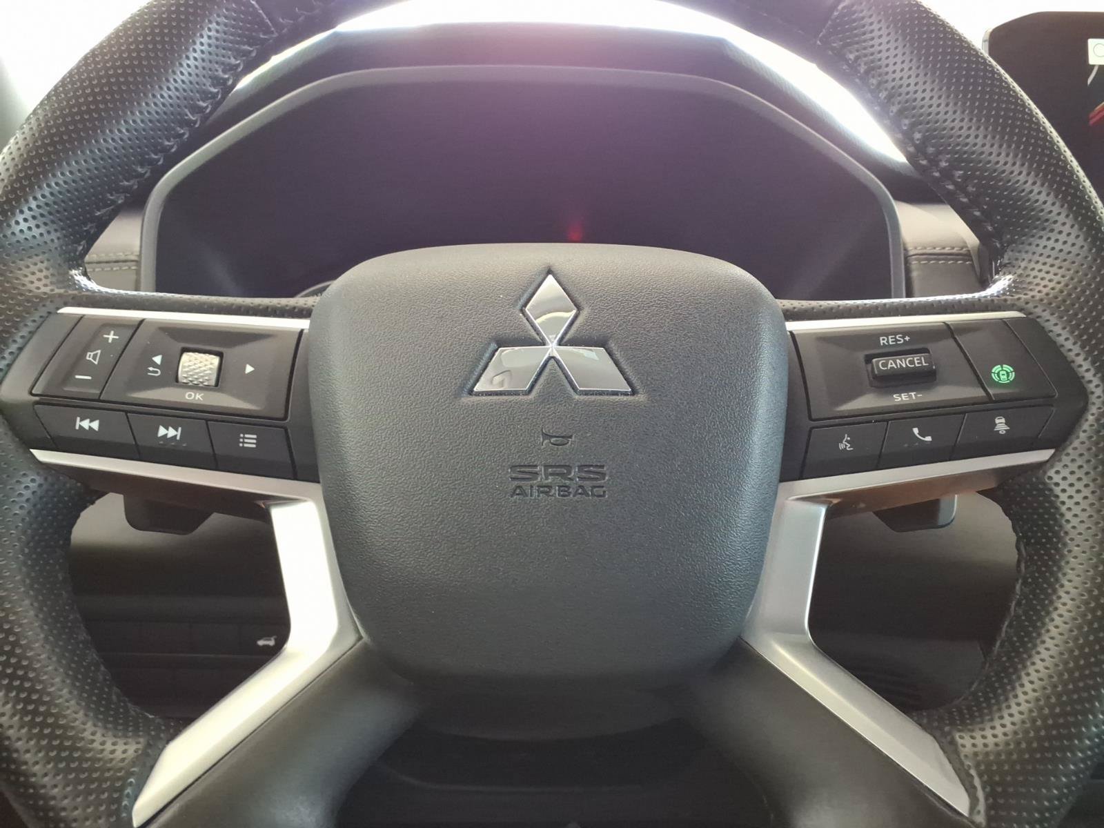Used 2024 Alloy Silver Metallic Mitsubishi SE image 32