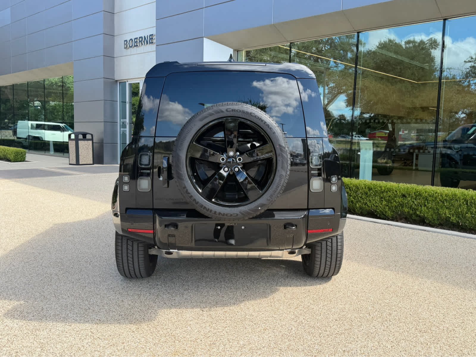 New 2026 Santorini Black Land Rover X-Dynamic SE image 5