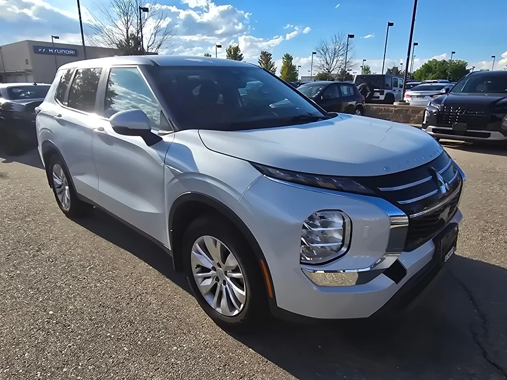 Used 2025 White Diamond Mitsubishi ES image 8