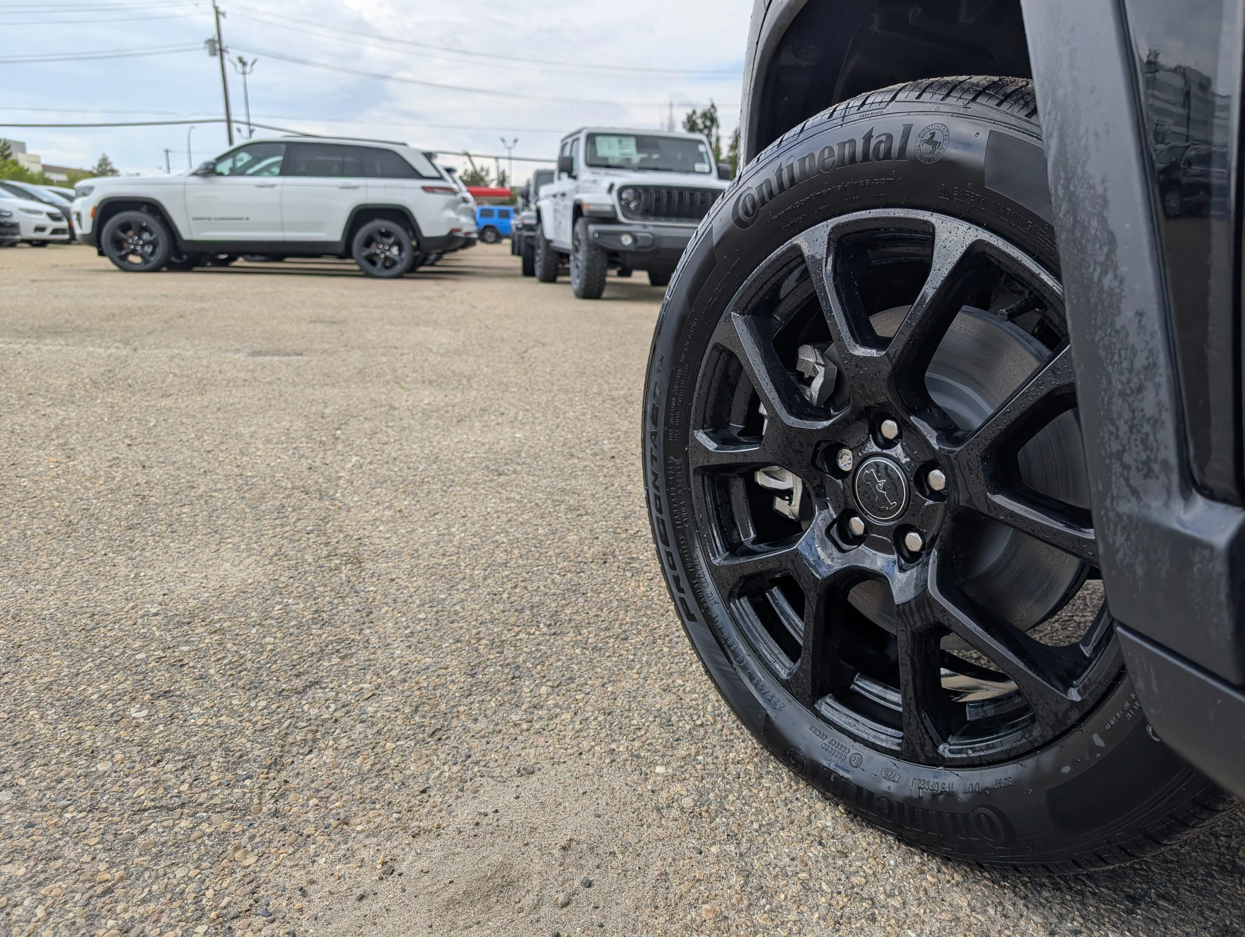 New 2026 Diamond Black Crystal Pearl Jeep North image 12