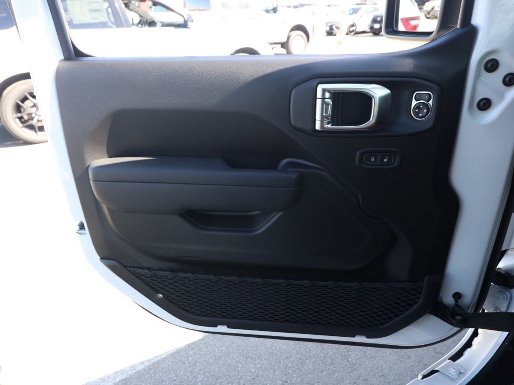 New 2026 Bright White Clear-Coat Exterior Paint Jeep Rubicon image 22