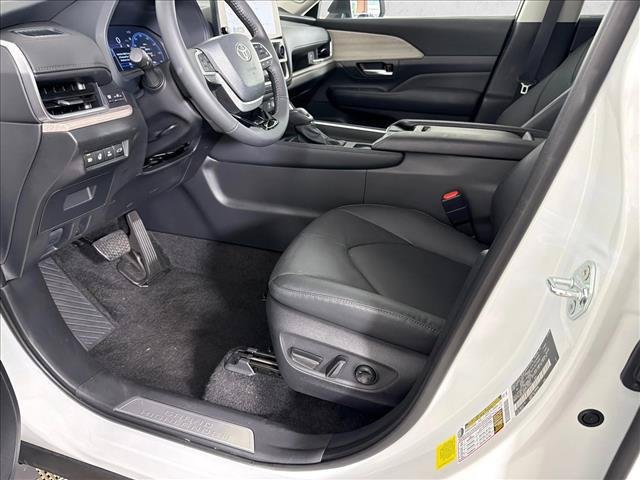 Certified Used 2026 WIND CHILL PEARL Toyota  image 10