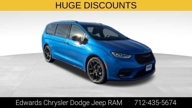 2026 Chrysler Pacifica Select AWD's photo