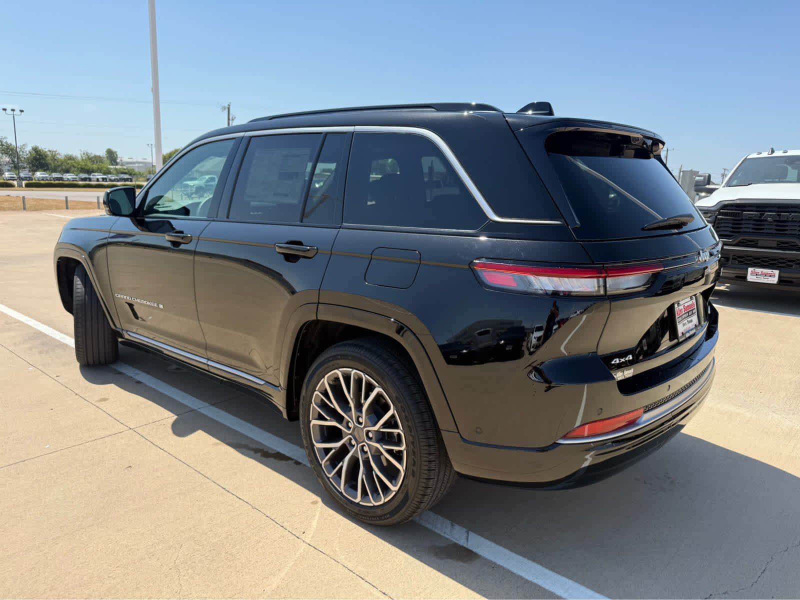 New 2026 Diamond Black Crystal Pearl-Coat Exterior Paint Jeep Summit image 8
