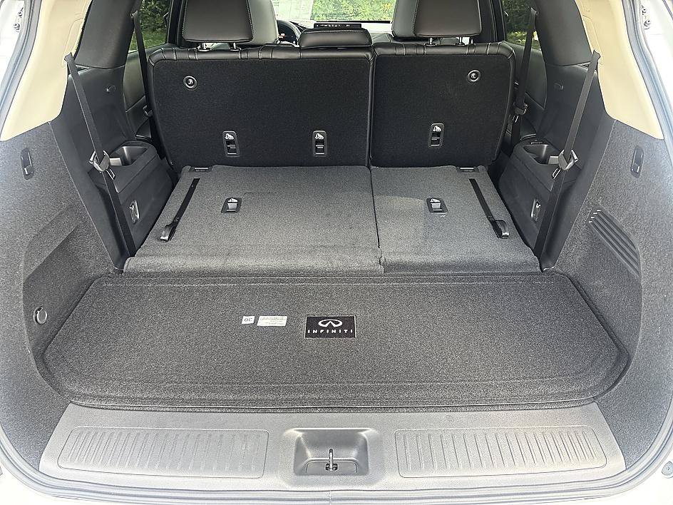 New 2027 Radiant White INFINITI LUXE image 23
