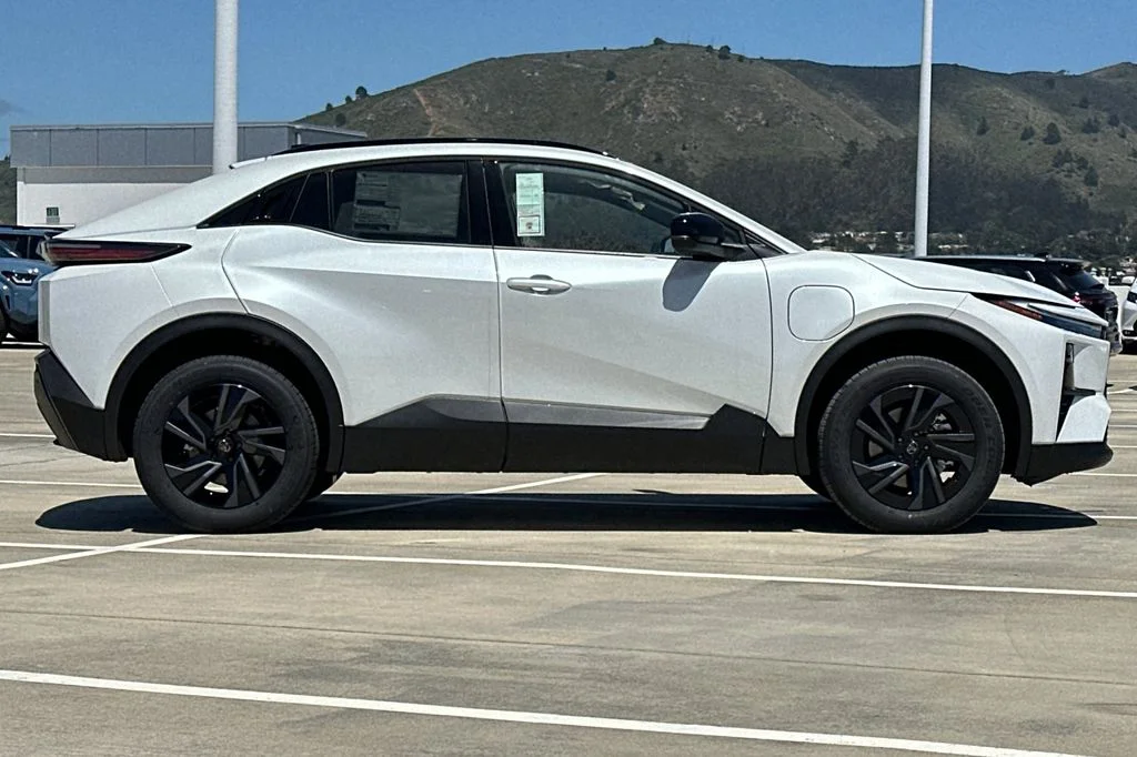 New 2026 Wind Chill Pearl <sup>1</sup> Toyota  SE image 3