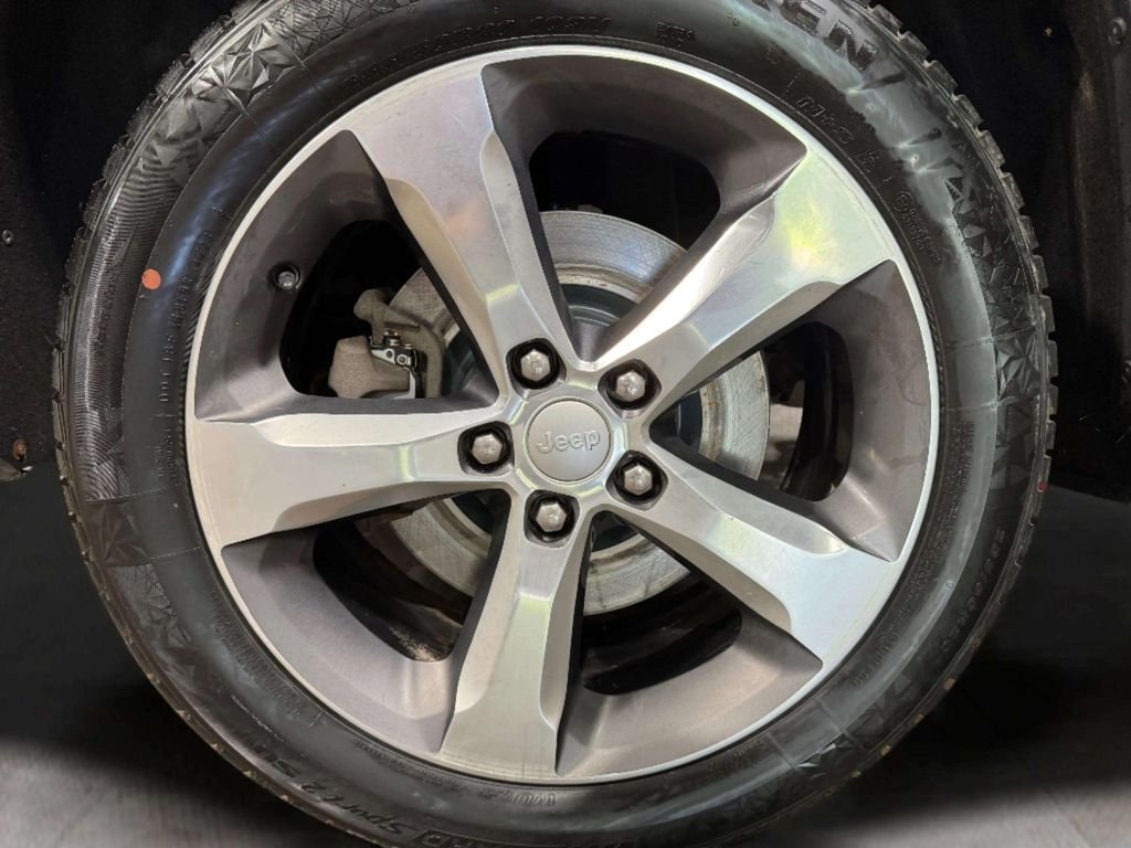 Used 2022 White/off-white Jeep Limited image 32
