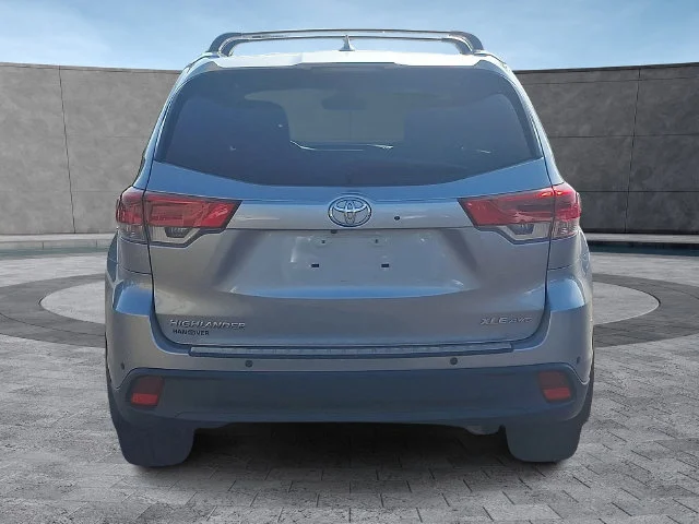 Used 2018 Silver Toyota XLE image 3
