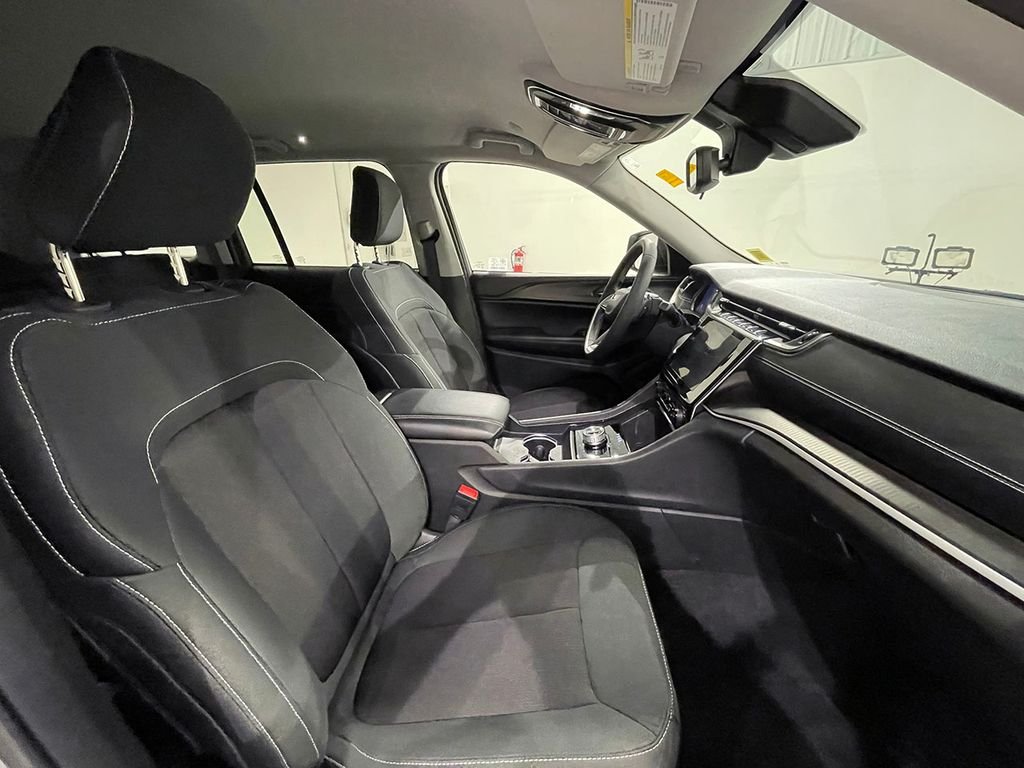 Used 2023 Silver Jeep Laredo image 25