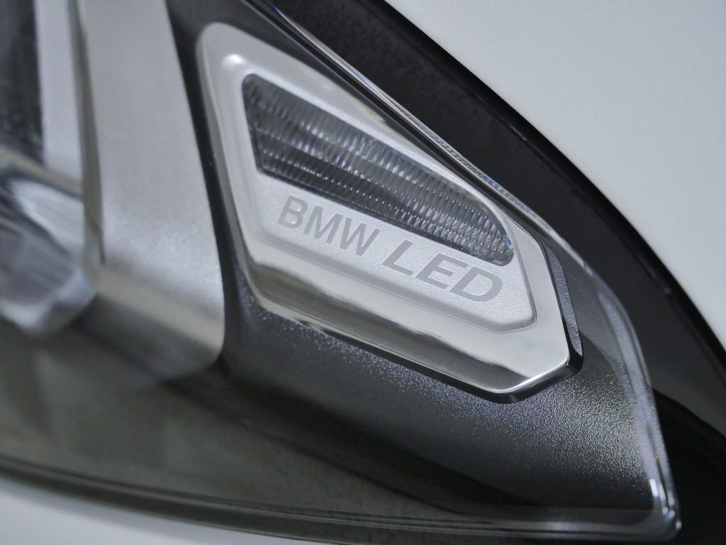 New 2026 Mineral White Metallic BMW 330i xDrive image 4
