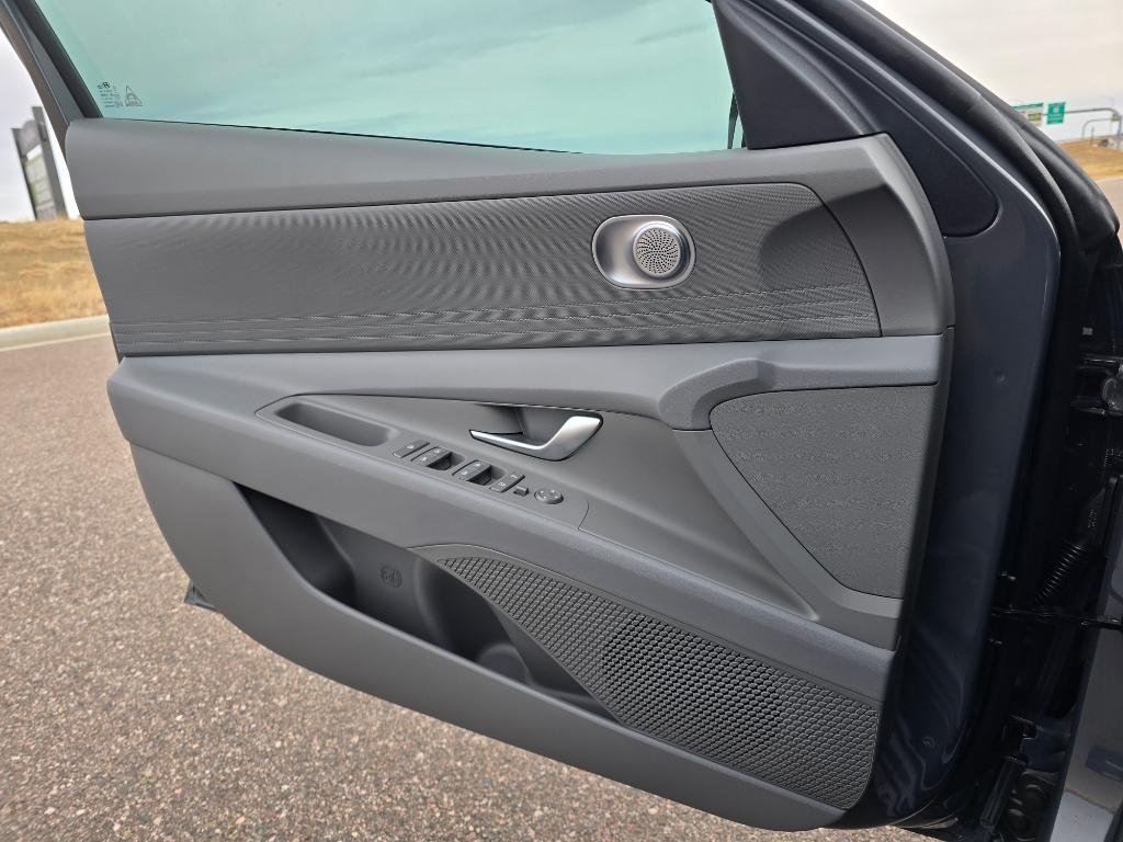 New 2026 Abyss Black Hyundai SE image 17