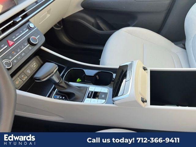 New 2025 White Hyundai SE AWD image 28