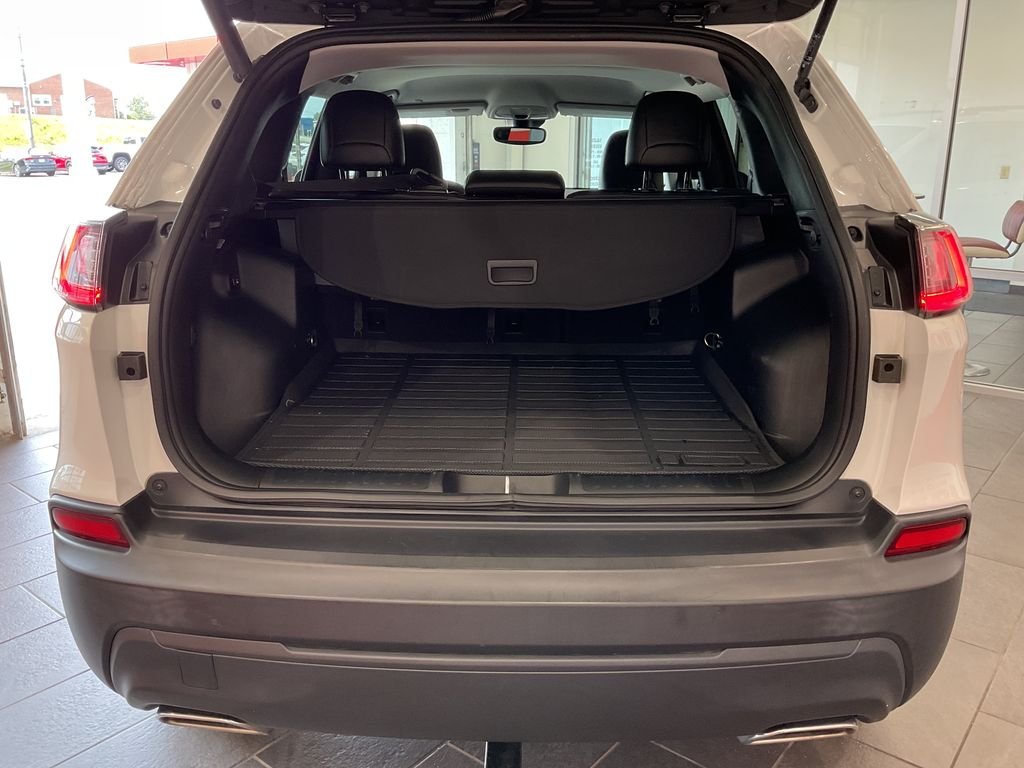 Used 2022 White Jeep Latitude Lux image 9