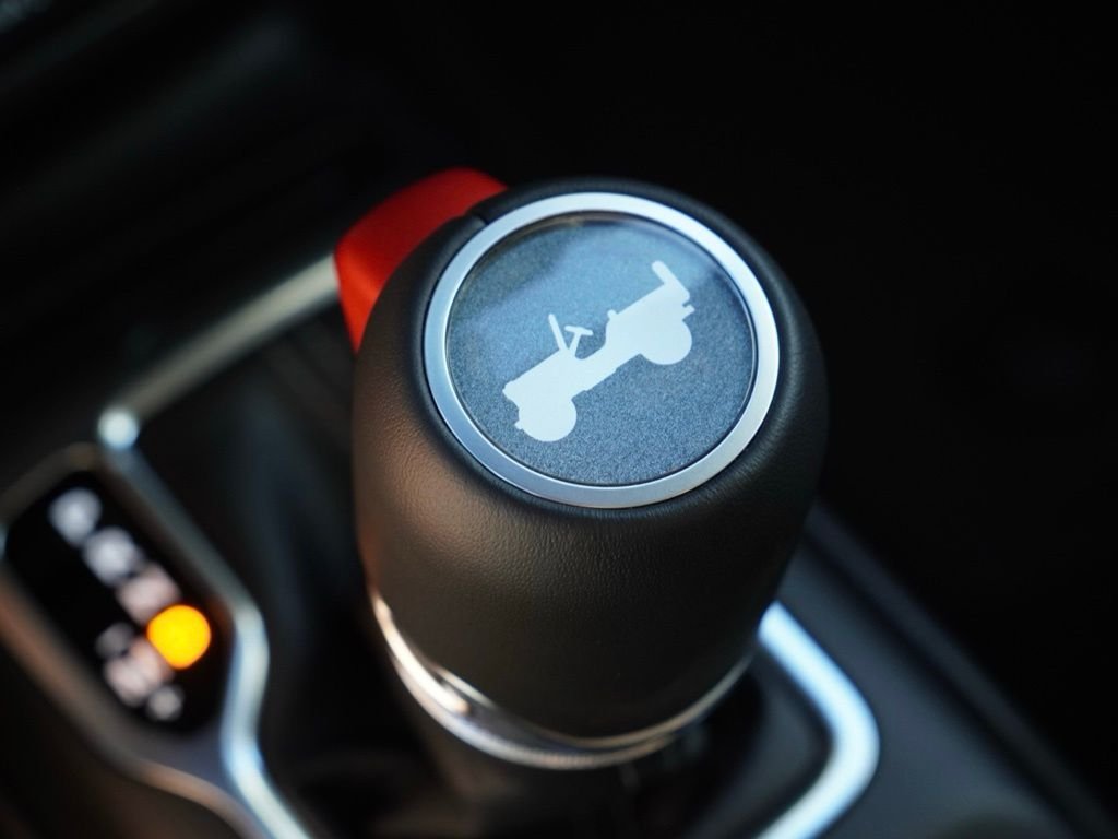 New 2026 Bright White Clear-Coat Exterior Paint Jeep Rubicon image 16