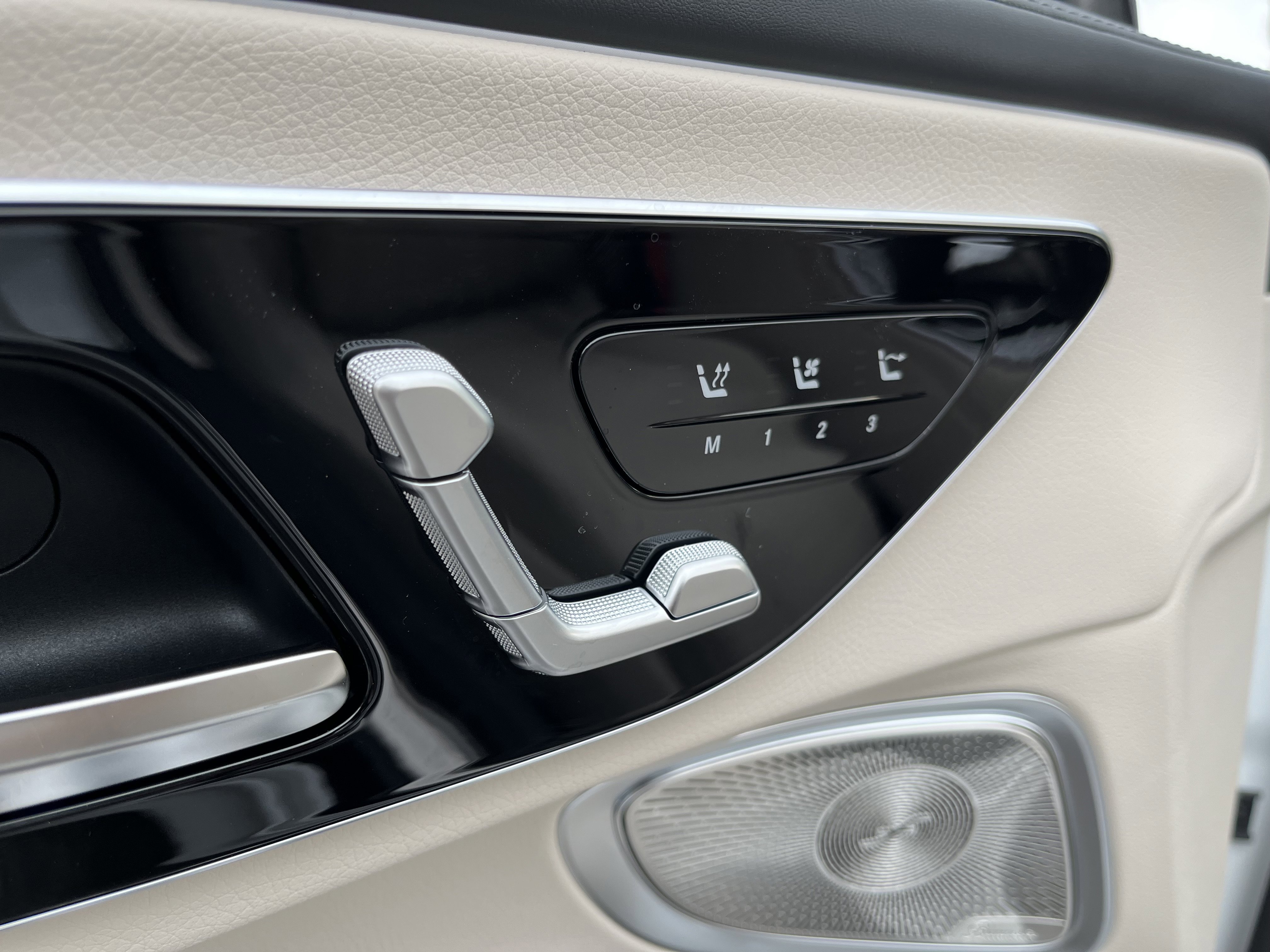 New 2026 MANUFAKTUR Moonlight White Metallic Mercedes-Benz CLE 450 image 14