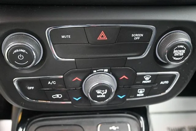 Certified Used 2019 Diamond Black Jeep Latitude image 12