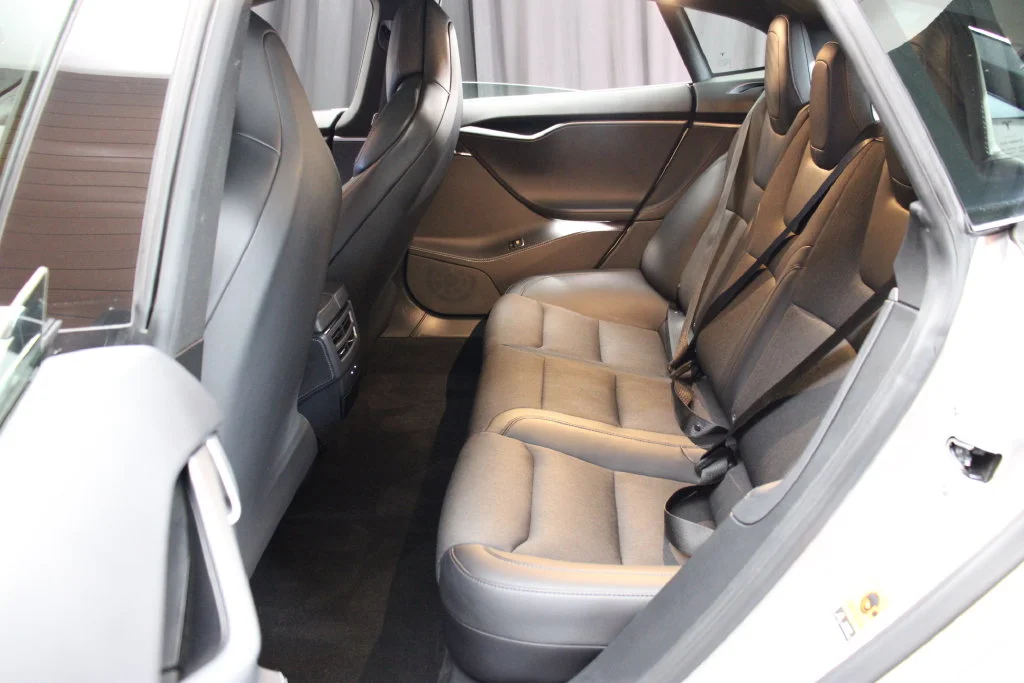 Used 2018 Obsidian Black Metallic Tesla  image 32